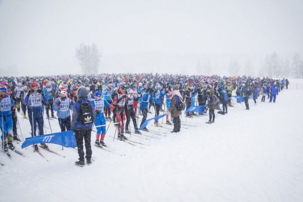 Порядка 18 тысяч спортсменов вышли на старт "Московской лыжни - 2018" в Химках