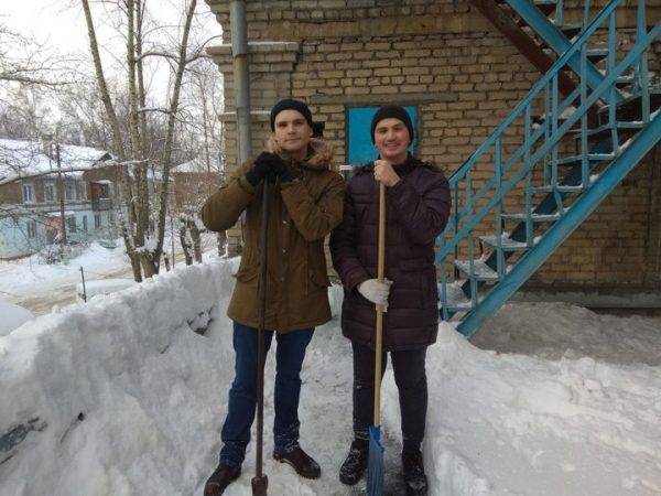 Команда «Молодежки ОНФ» провела работы по уборке снега около домов ветеранов и воинских захоронений в Подмосковье