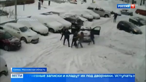 “Россия 1”: В Химках автомобилисты дерутся из-за расчищенных от снега парковочных мест">  