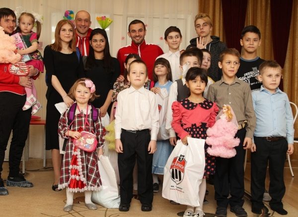 ФК «Химки» поздравил с 8 марта детей социально-реабилитационного центра