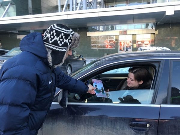 Полицейские УМВД России по г.о. Химки совместно с общественниками провели акцию "Цветы для автоледи" 