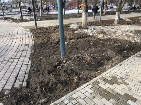 Сквер Марии Рубцовой в Химках превратили в грязное болото">  