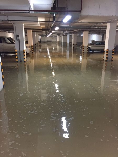 Талая вода превратила в бурную реку подземный паркинг химкинского ЖК">  