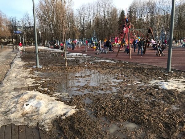 Сквер Марии Рубцовой в Химках превратили в грязное болото">  