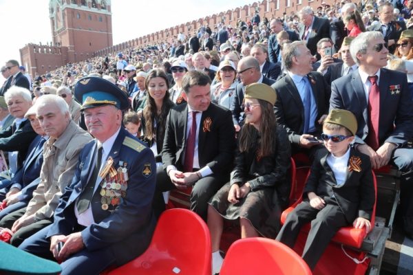 Андрей Воробьев посетил парад Победы и возложил цветы к Могиле Неизвестного Солдата