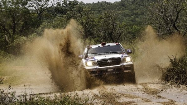 Почти серийные Toyota Land Cruiser 200 доказали свою прочность на Дакаре-2017