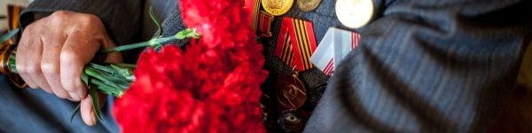 В преддверии Дня Победы в подмосковных Химках поздравляют ветеранов
 