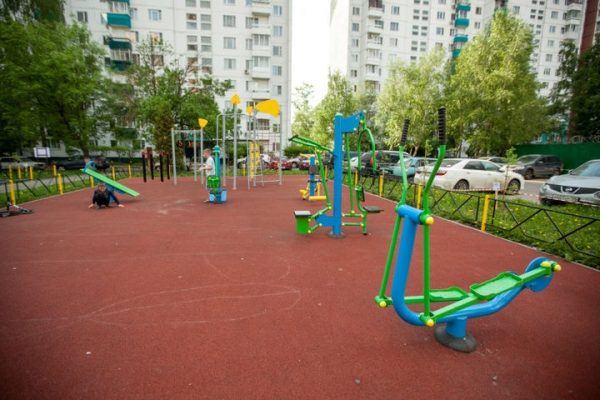 По программе благоустройства в Химках устанавливают безопасные детские площадки 