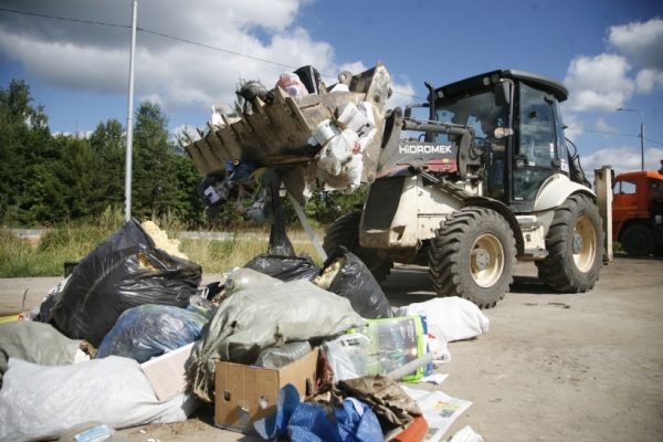 Коммунальщики очистили обочины дорог Подмосковья от 3 тыс. кубометров мусора с начала мая