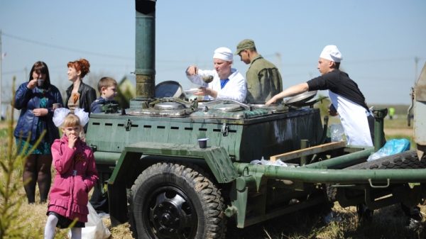 Полевую кухню для приготовления каши развернули в центральном парке Котельников на День Победы