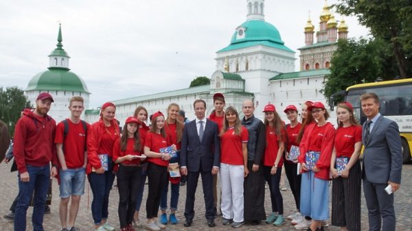 Волонтеры помогают иностранцам на турмаршрутах ЧМ-2018 в Подмосковье