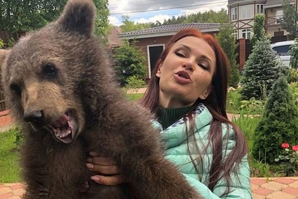 Эвелина Бледанс подарила химкинскому цирку медвежонка, которого нашла на трассе