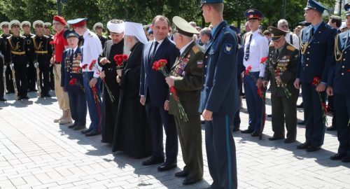Депутаты Мособлдумы возложили цветы к Могиле Неизвестного Солдата