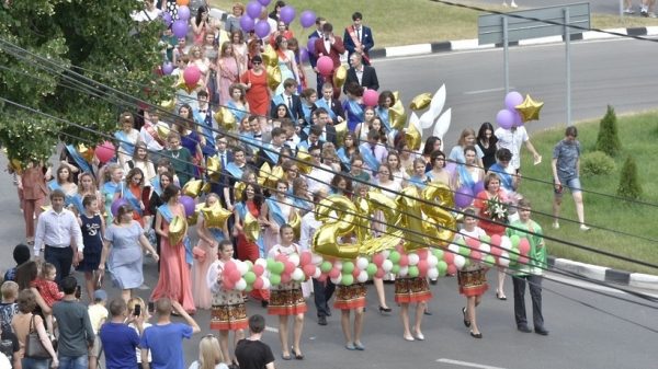 Почти 600 выпускников приняли участие в традиционном шествии в Наро-Фоминске