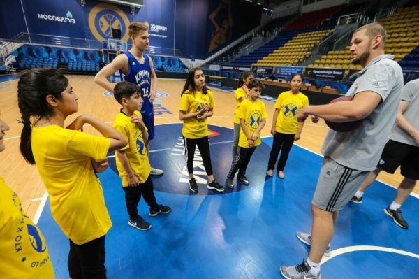 Баскетбольный клуб «Химки» провел мастер-класс для детей-беженцев