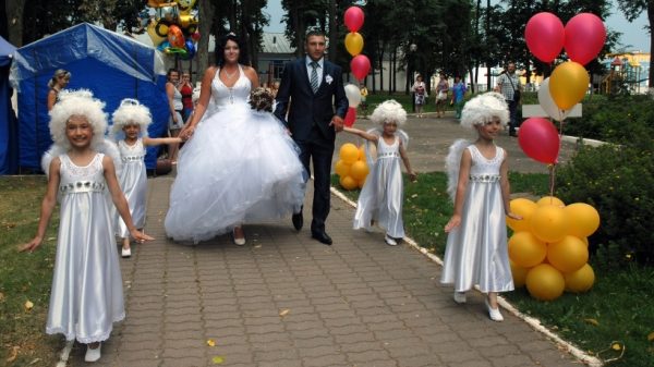 Участники парада молодоженов в Люберцах разучили свадебный танец