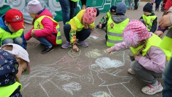 Конкурс детского рисунка на асфальте провели на спортивном празднике в поселении Люберец