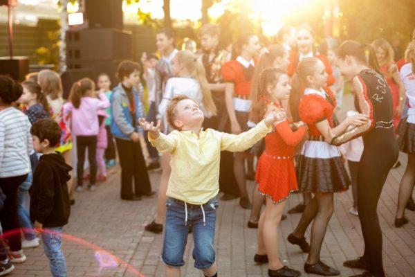 Десятки тысяч человек приняли участие в акции «Танцы в парках» в Подмосковье