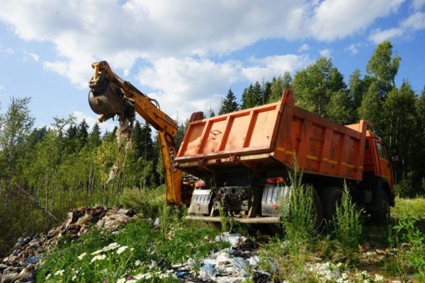 Почти 600 кубометров мусора вывезли с незаконной свалки в Красногорске