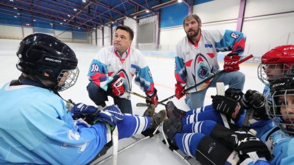 Губернатор вышел на лед с детской командой по следж-хоккею в Одинцове