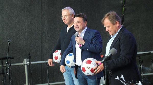 Гости фестиваля «Джазовые сезоны» в Подмосковье получили мячи с автографами Воробьева, Фетисова и Бутмана