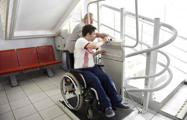 Спорткомплекс «Родина» в Химках оснастили современным электроподъемником для инвалидов 