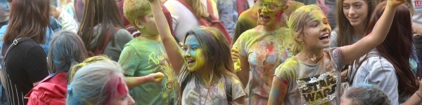 250 килограмм красок Холи потратили на фестивале в Химках
 