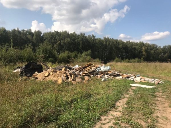 Поле в Клязьма-Старбеево превратили в незаконную мусорную свалку">  
