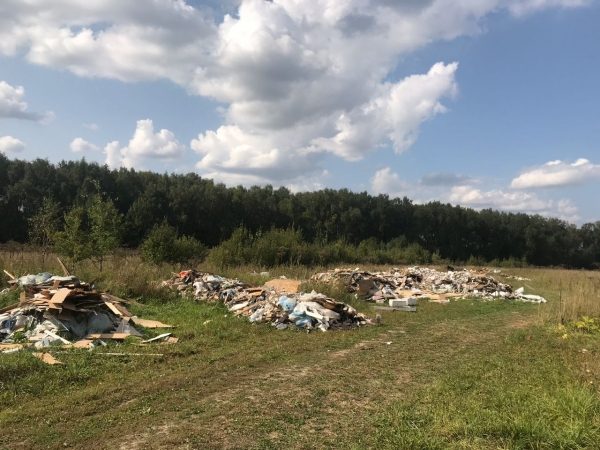 Поле в Клязьма-Старбеево превратили в незаконную мусорную свалку">  