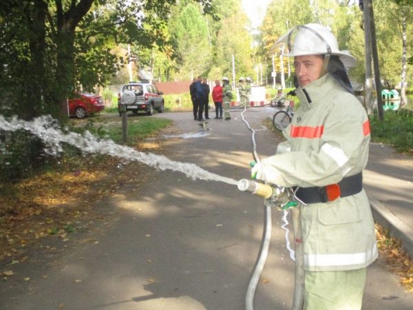 Химкинские добровольные пожарные провели тренировку на пруду