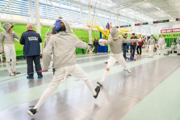 Более 100 спортсменов из городов России приняли участие в турнире по фехтованию на саблях в Химках