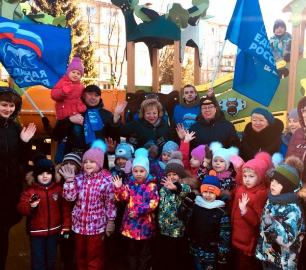 Заместитель руководителя Госжилинспекции Светлана Выборова открыла две детские игровые площадки в Чехове