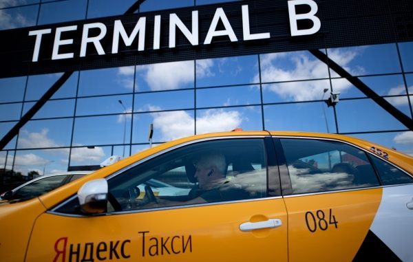 "Яндекс.Такси" отменил функцию отложенного заказа в Москве  