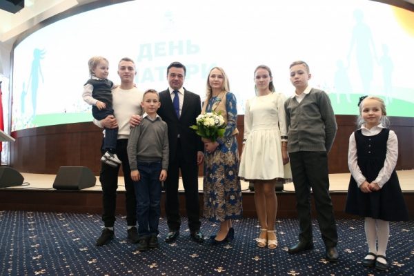 Воробьев наградил почетным знаком многодетных матерей Подмосковья