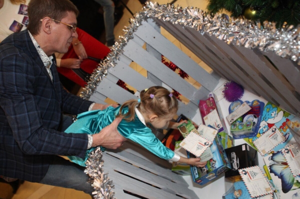 Почти 100 новогодних подарков уже доставлены в детские дома Подмосковья