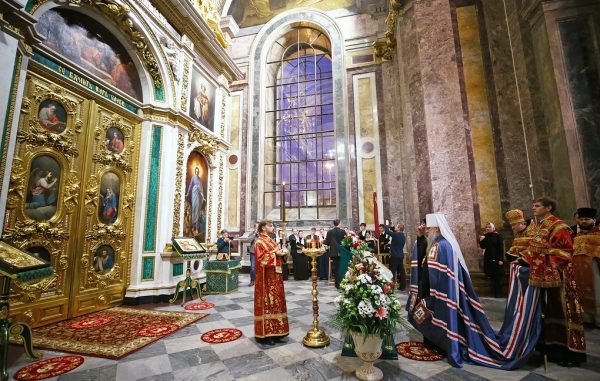 Екатерининский придел Исаакиевского собора освящен заново впервые после революции  