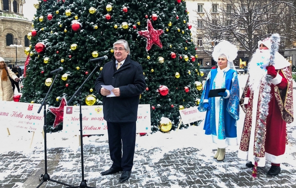Правительство Москвы подарило Софии на Новый год 13-метровую ель  