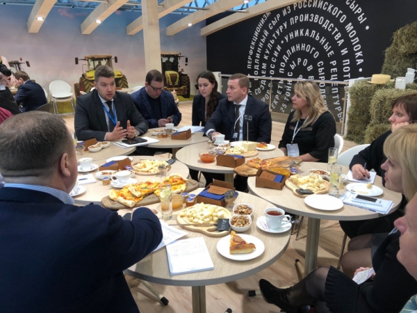Сырный завод и несколько новых молочных ферм появятся в Подмосковье по итогам переговоров на выставке «Продэкспо-2019»