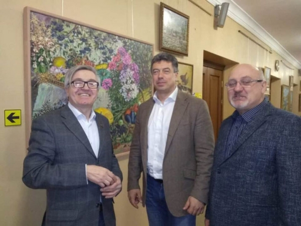 Александр Смирнов посетил выставку химкинского художника Сергея Скачкова