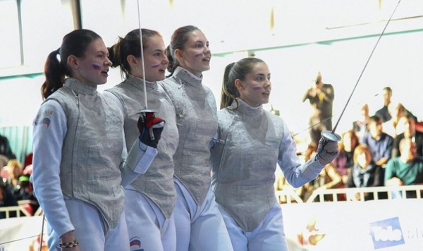 Анна Удовиченко стала обладательницей серебряной медали в составе женской юниорской сборной России по рапире?