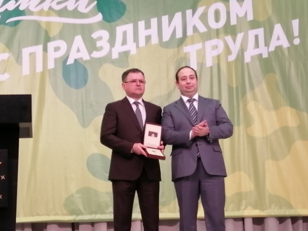 В День труда Дмитрий Волошин наградил самых активных членов трудовых коллективов округа, в числе которых оказались и сотрудники Спорткомитета??