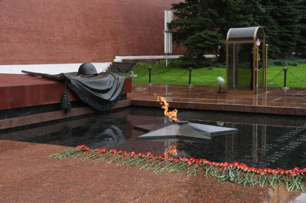 Андрей Разин возложил цветы к Могиле Неизвестного солдата у стен Кремля