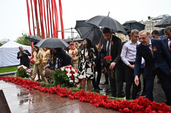 Андрей Разин возложил цветы к Могиле Неизвестного солдата у стен Кремля