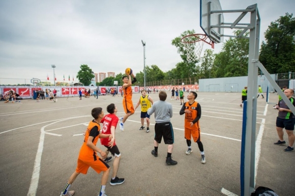 Вместе с легендой баскетбола Тимофеем Мозговым открыли международный турнир по стритболу «Чистая победа»