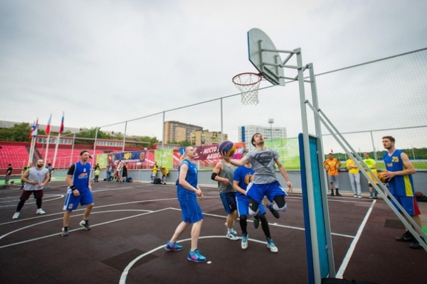 Вместе с легендой баскетбола Тимофеем Мозговым открыли международный турнир по стритболу «Чистая победа»