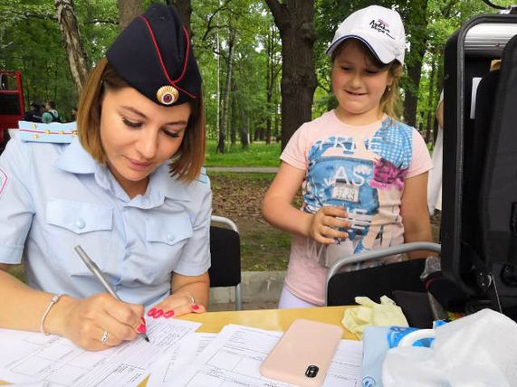 Полицейские УМВД России по г.о. Химки приняли участие в празднике «День безопасного детства» в Центральном парке округа