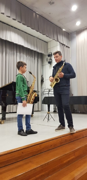 Юные химчане взяли уроки у профессионального саксофониста