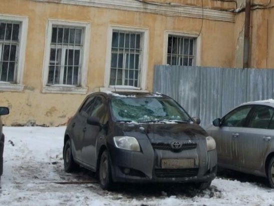 Упавшая с церкви в Екатеринбурге глыба льда повредила автомобиль (ФОТО)