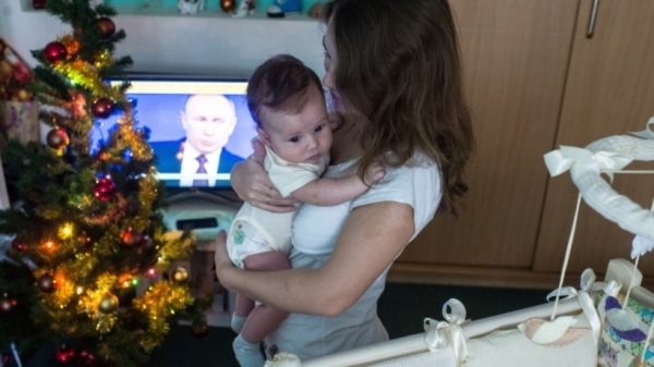 Порядка 900 млн рублей выделят в Подмосковье на увеличение выплат семьям с детьми – Забралова