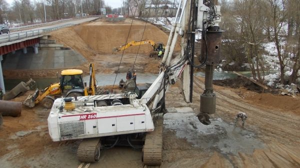 Устройство временного моста через реку Искону завершили в Можайском районе<span id=